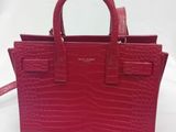 un sac à main rouge sur fond blanc