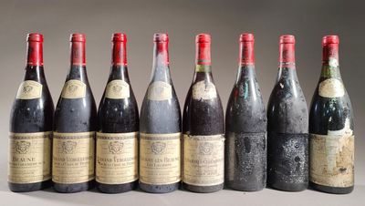 six bouteilles de vin alignées sur une table