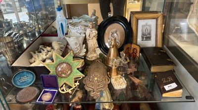 une vitrine en verre contenant de nombreux objets