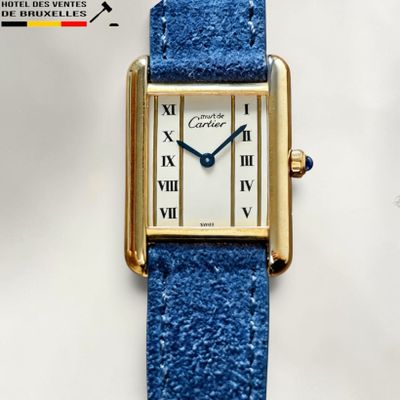 une image montrant un gros plan d'une montre-bracelet comportant des chiffres romains