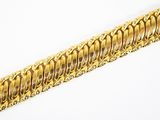 bracelet plaqué or sur une surface blanche avec un fond blanc