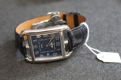 une montre munie d'une étiquette, posée sur une table