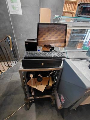 un ordinateur portable posé sur un chariot dans une pièce