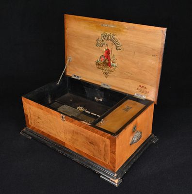 une petite boîte en bois avec un couvercle en bois sur fond noir
