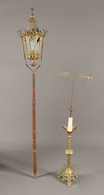 deux lampes placées l'une à côté de l'autre sur un fond gris