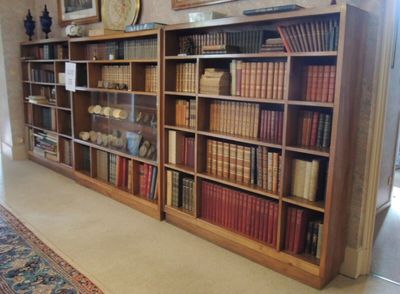 une grande étagère avec de nombreux livres
