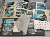 beaucoup d'images dans un livre posé sur la table