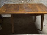 une table en bois placée au milieu d'une pièce