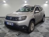 une photo d'une Dacia argentée garée dans un garage