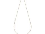 un collier blanc composé d'une chaîne en or et de perles