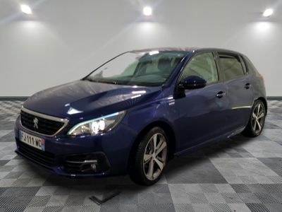 la photo d'une voiture bleue sur un sol à carreaux
