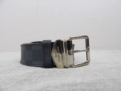a picture of a belt with a metal buckle on it