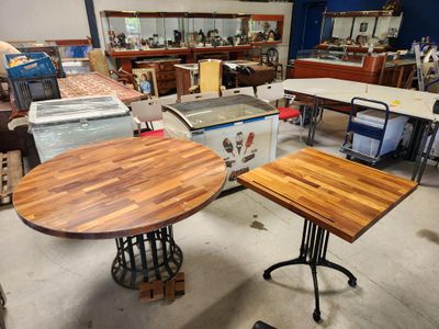 deux tables placées au milieu d'une pièce
