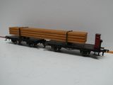 un wagon de train miniature sur lequel est posé un wagon en bois