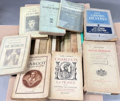 plusieurs vieux livres sont empilés sur une table