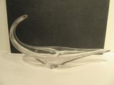un saladier en verre transparent posé sur une table avec un fond noir