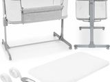 un lit de bébé avec une table à langer et d'autres articles