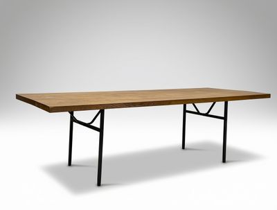 une table en bois avec des pieds noirs et un plateau en bois
