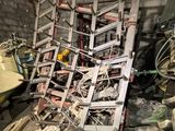 une pile de chaises qui se trouvent dans un garage