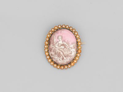 une broche-cameo rose et blanche ornée de perles et de perles