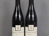 deux bouteilles de vin posées sur une table