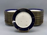 six assiettes bleues et blanches empilées les unes sur les autres