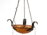 une image représentant un lustre en verre sur lequel est posé un oiseau