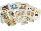 tout un tas de cartes postales posées sur une table
