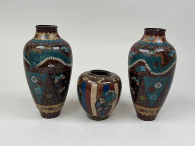 trois vases posés l'un à côté de l'autre sur une surface blanche