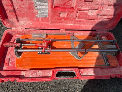 une mallette à outils rouge contenant une paire d'outils