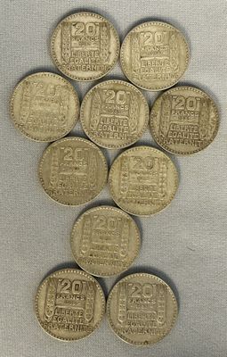 six types différents de pièces d'argent sont disposés en triangle