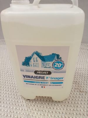 un gros plan sur une bouteille de nettoyant au vinaigre posée sur une table
