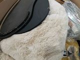 un ours en peluche assis dans une boîte en carton