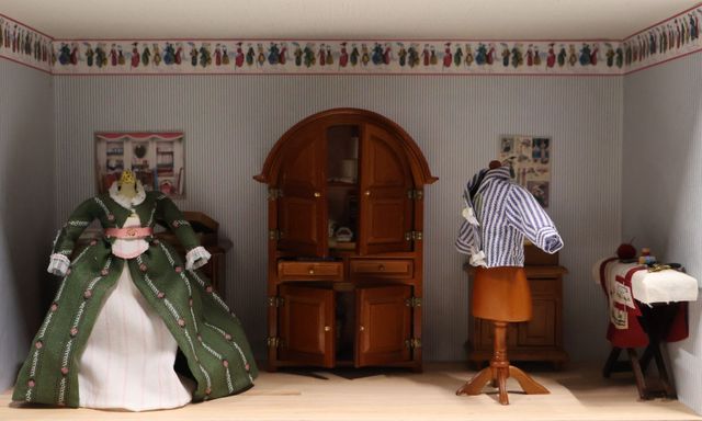 Diorama. Composition miniature, dans une vitrine en bois, vitre e...
