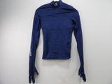 un t-shirt bleu à manches longues avec un logo blanc sur la poitrine
