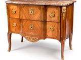 une commode avec un plateau en marbre sur fond blanc