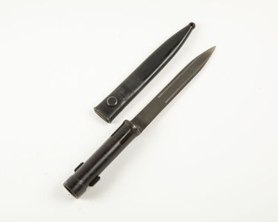 Deux stylos noirs sont posés l'un à côté de l'autre sur une surface blanche