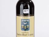 une bouteille de vin posée sur une table