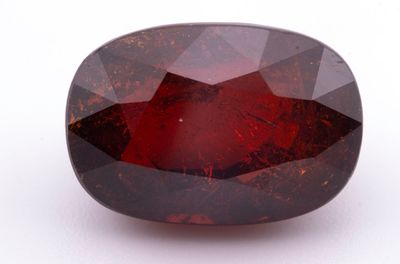 une grosse pierre de grenat rouge sur un fond blanc