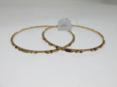 une paire de boucles d'oreilles pendantes dorées ornées de petits cœurs