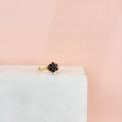 an image of a black diamond ring sitting on top of a white block