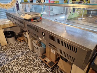 une photo d'un comptoir de restaurant sur lequel sont disposés des plats