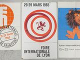trois affiches accrochées au mur, sur lesquelles figurent un lion, un lion et un lion