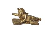 figurine en laiton représentant un bébé allongé sur une couverture