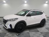 un 4x4 blanc garé sur un sol en damier dans un garage