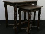 deux tables en bois posées sur un sol recouvert de moquette noire