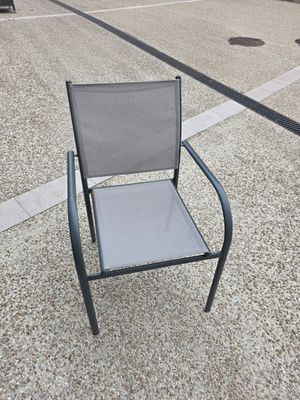 une chaise posée au milieu de la rue