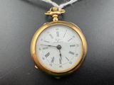 une montre de poche en or avec des chiffres romains