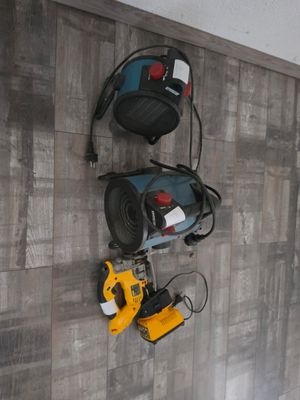 deux outils accrochés au mur l'un à côté de l'autre
