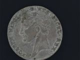 gros plan d'une pièce de monnaie sur une surface noire